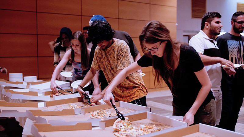 Students load up on pizza at "Pizza with the President"