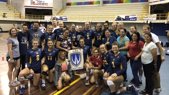 New fans of the Lancer women’s volleyball team made a banner to cheer players on duing their visit to the Costa Rican city of San Ramón.