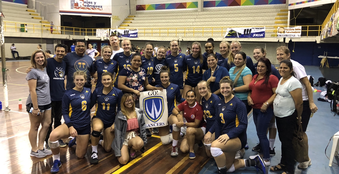 New fans of the Lancer women’s volleyball team made a banner to cheer players on duing their visit to the Costa Rican city of San Ramón.