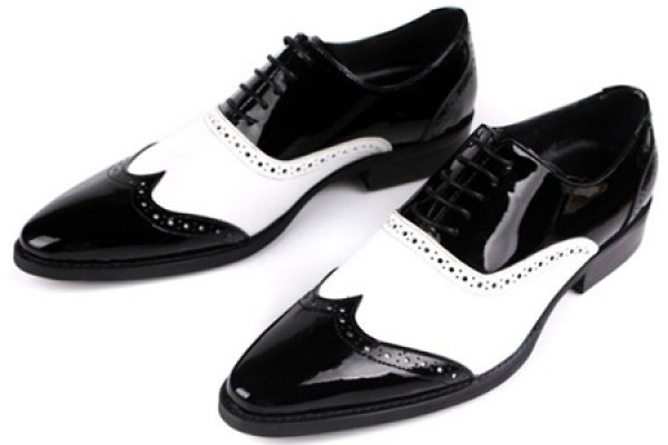 Two-tone wingtip brogues