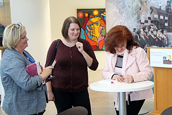 Patti Lauzon and Kerri Zold get books signed by author Jennifer Ammoscato.