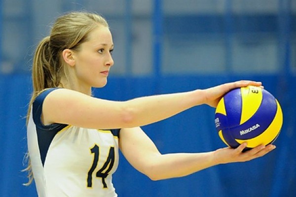 Hannah Robson preparing for serve