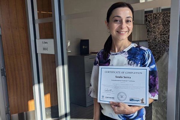 Soula Serra holding Change Management Practitioner certificate