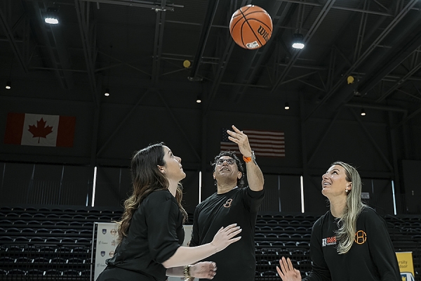 Katharen Bortolin and Angela Maggio compete in tip-off