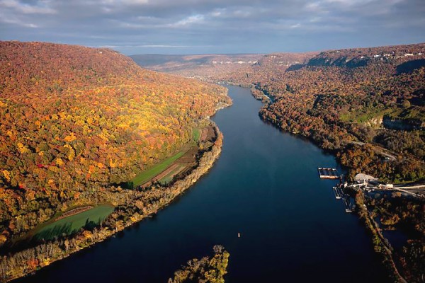 The Tennessee River cutting through Signal and Raccoon Mountain.