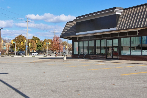 parking outside former 7-Eleven store