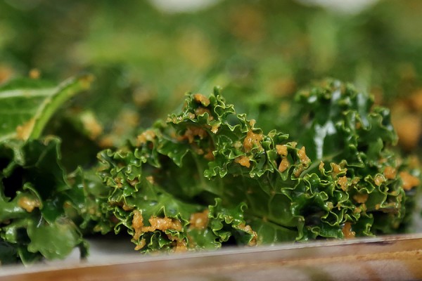 Crisp coated kale chips