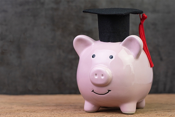 piggy bank wearing graduation cap