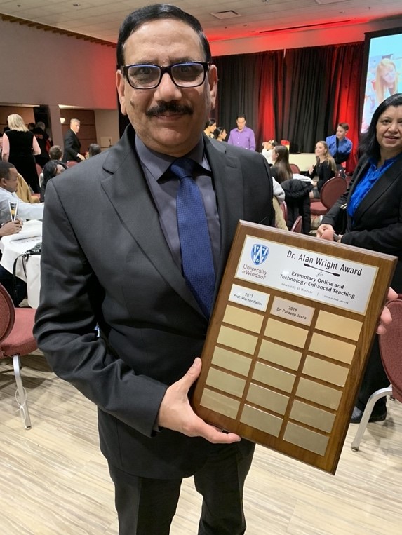 Dr. Pardeep Jasra with his 2018 Dr. Alan Wright award plaque at Celebration of Teaching Excellence award banquet
